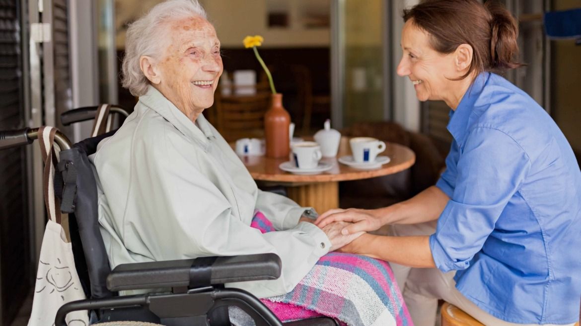 Когда необходимы услуги по уходу за пожилыми людьми?