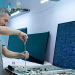 На экране телевизора полосы или «битая» картинка: матрица, шлейф или плата